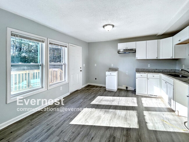 Building Photo - Charming 3-Bedroom, 2-Bathroom Home / Pet-...