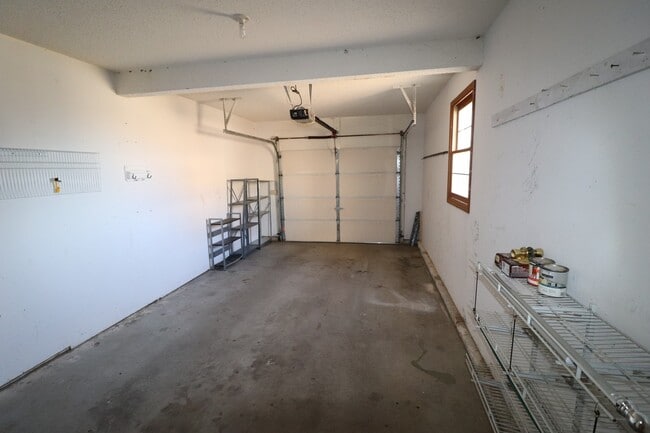 Building Photo - Spacious Townhome