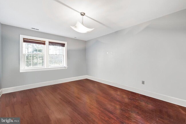 Building Photo - 10605 River Oaks Ln