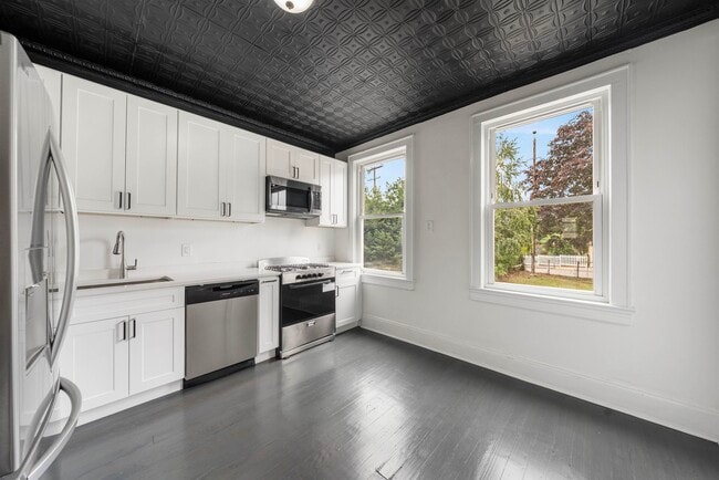 Building Photo - 52 E 48th St