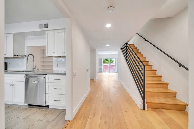 Building Photo - 4424 Coldwater Canyon Ave