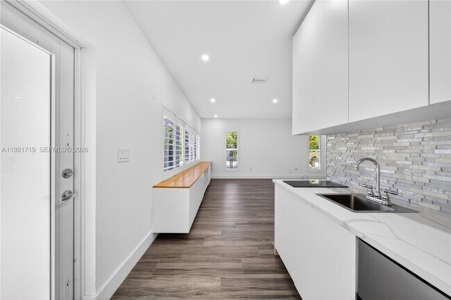 Building Photo - 10142 SW 79th Ave