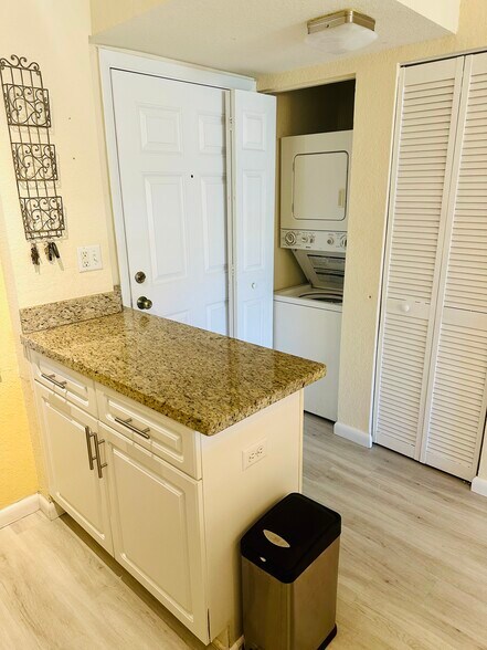 Building Photo - 2104 S Cypress Bend Dr