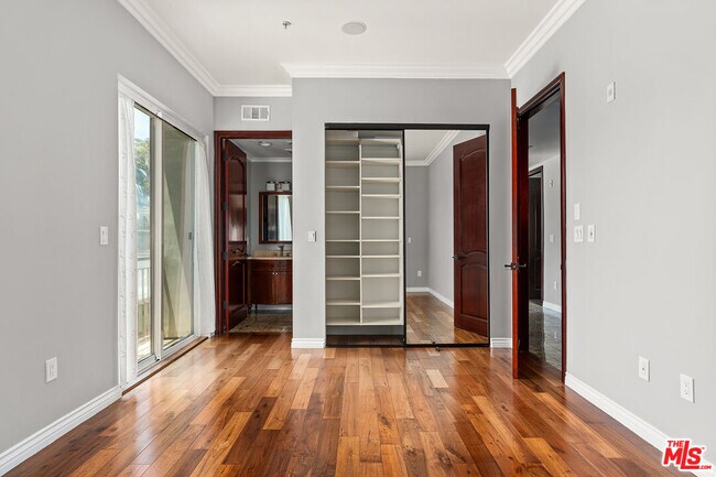 Building Photo - 632 Kings Rd