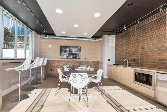 Building Photo - 1240 India St