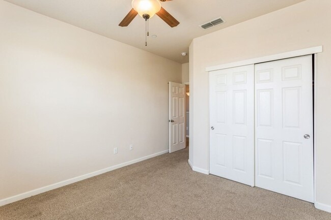 Building Photo - Gorgeous Roseville Home in Gated Community!