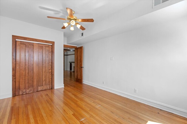 Building Photo - Spacious 2 bed, 1 bath apartment w. modern...