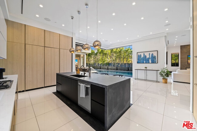 Building Photo - 4458 Mammoth Ave