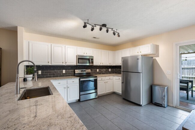 Building Photo - Single Family Home For Lease