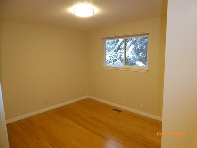 Building Photo - Charming 4 Bed 2 Bath Rambler in Sought After Neighborhood-Sammamish