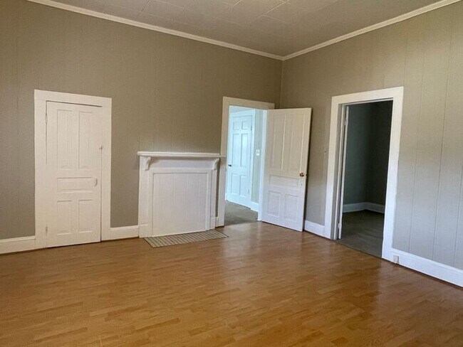 Building Photo - UNCG area with 3 bedrooms and 1 bath, Cent...