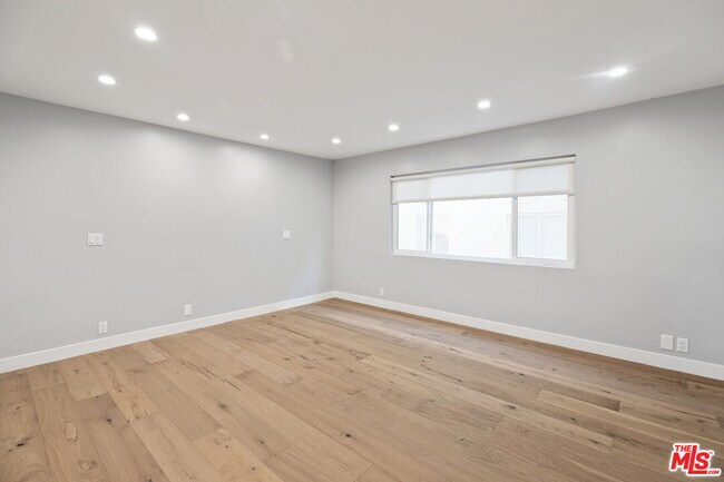 Building Photo - 153 S Palm Dr