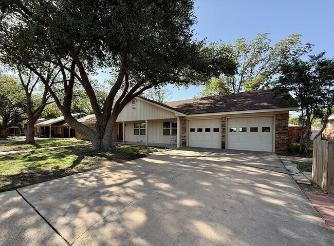 Building Photo - 2507 Camarie Ave