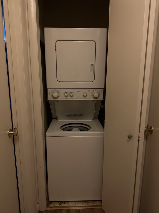 Stacked washer/dryer - 1203 University Ter