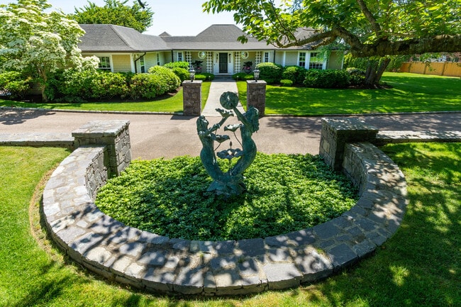 Building Photo - 3 Barclay Sq