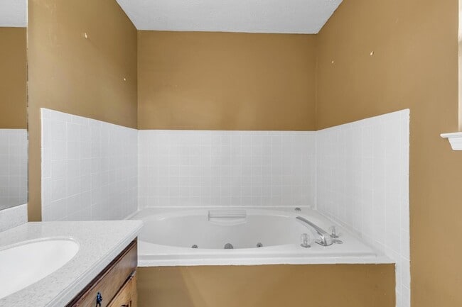 Building Photo - 7918 Holly Hills Dr