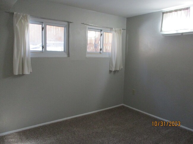 Building Photo - 2 bedroom lower level duplex - Bennett