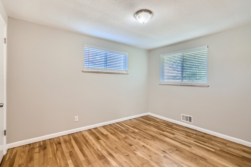 Building Photo - 2520 S Raleigh St