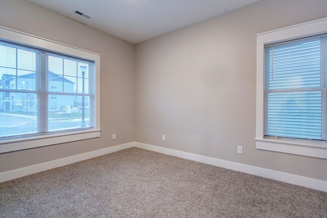 Building Photo - Three Bedroom Townhome