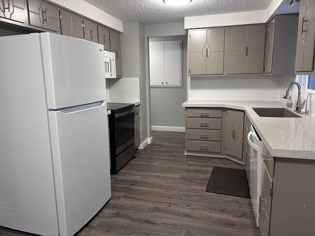 Building Photo - Spacious and Updated 3B in Old Town West!