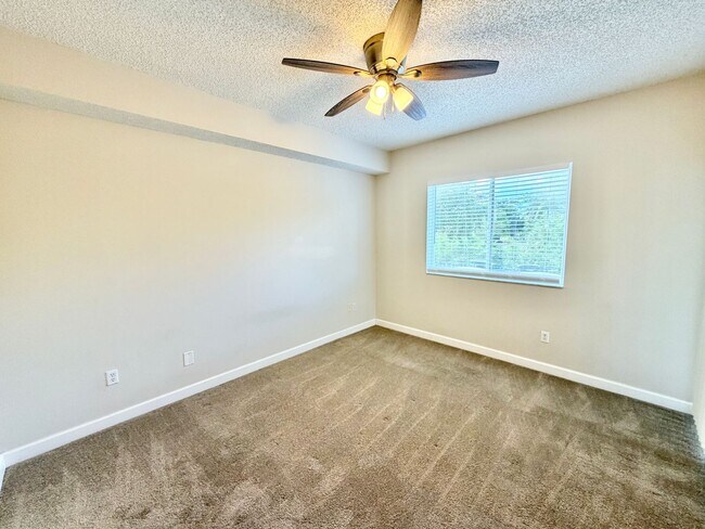 Building Photo - ** NAPOLI ** 2 BED / 1 BATH - CONDO - GREA...