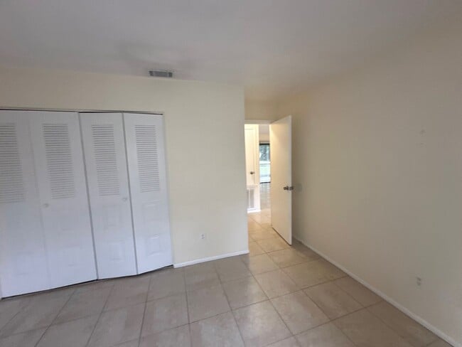 Building Photo - VERO BEACH HIGHLANDS