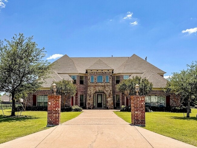 Building Photo - 7304 Meadow Glen Dr