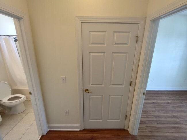 Building Photo - MOVE IN READY! 3rd Floor Condo with BEAUTIFUL Pond View! Central Location!