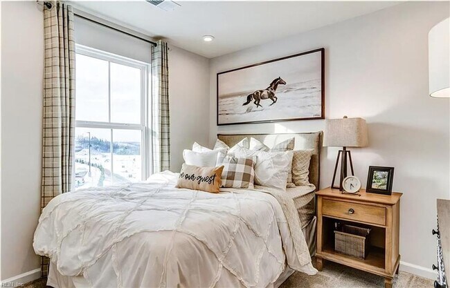 Building Photo - Lovely Townhouse in Benns Grant!