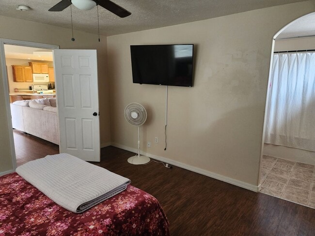 Building Photo - Charming home