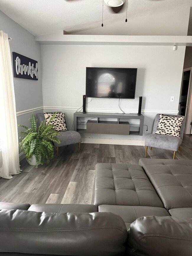 Building Photo - 3 Bedrooms in a large private fenced lot. This is an East Orlando Gem! Furnished or Unfurnished o...