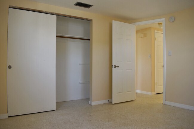 Building Photo - 2 Bedroom 1.5 Bath