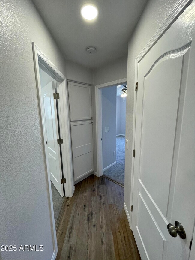 Building Photo - 841 E Lovegrass Dr