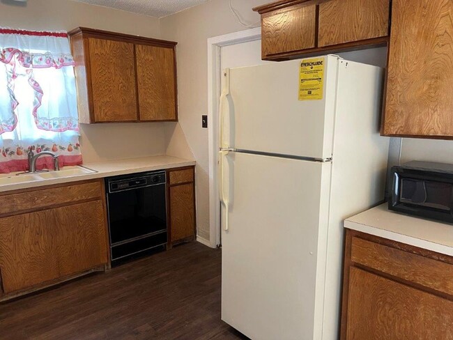Building Photo - 3 bed 2 baths in Lawton! Cute and cozy hug...