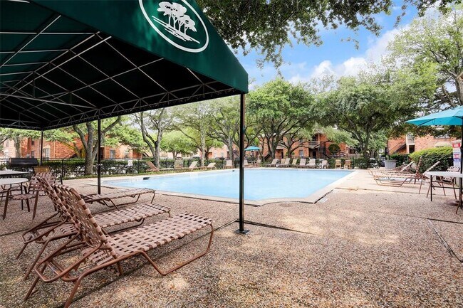 Building Photo - 2255 Braeswood Park Dr