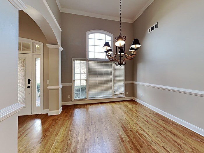 Building Photo - 1350 Lamont Cir