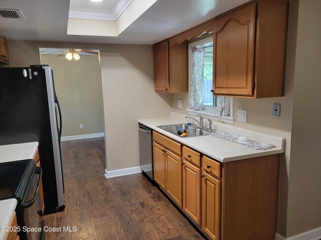 Building Photo - 245 Harbour Dr E