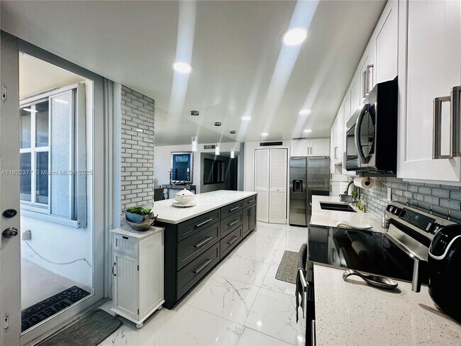 Building Photo - 1501 S Ocean Dr