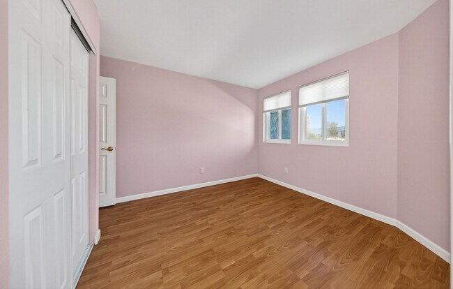 Building Photo - Updated and Move-In Ready!