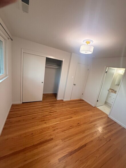 Building Photo - 212 E Hemlock Ave