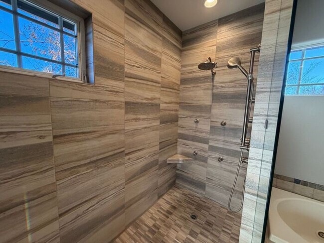 Building Photo - 1199 Manzanita Ln