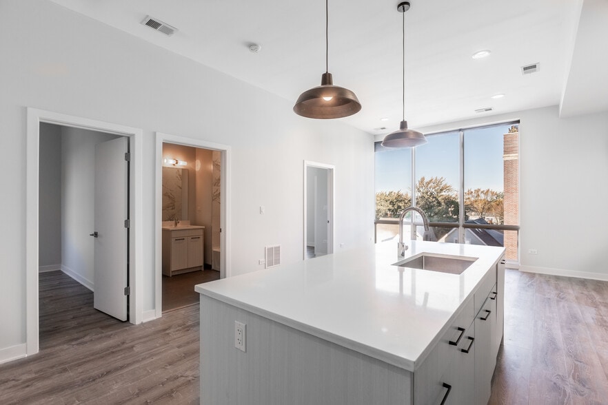 Building Photo - 2250 W Lawrence Ave