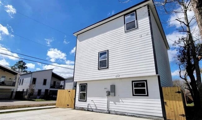 Building Photo - 6801 Haight St