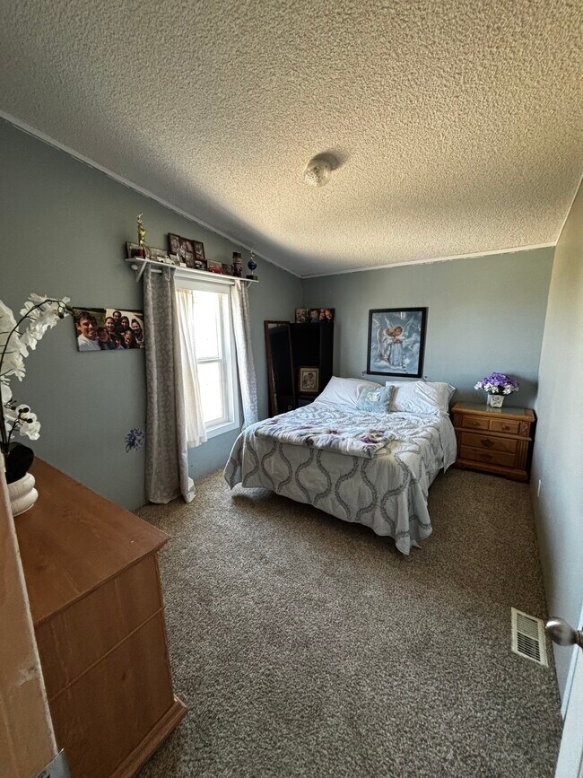 Bedroom 2 - 11026 Redwood Rd