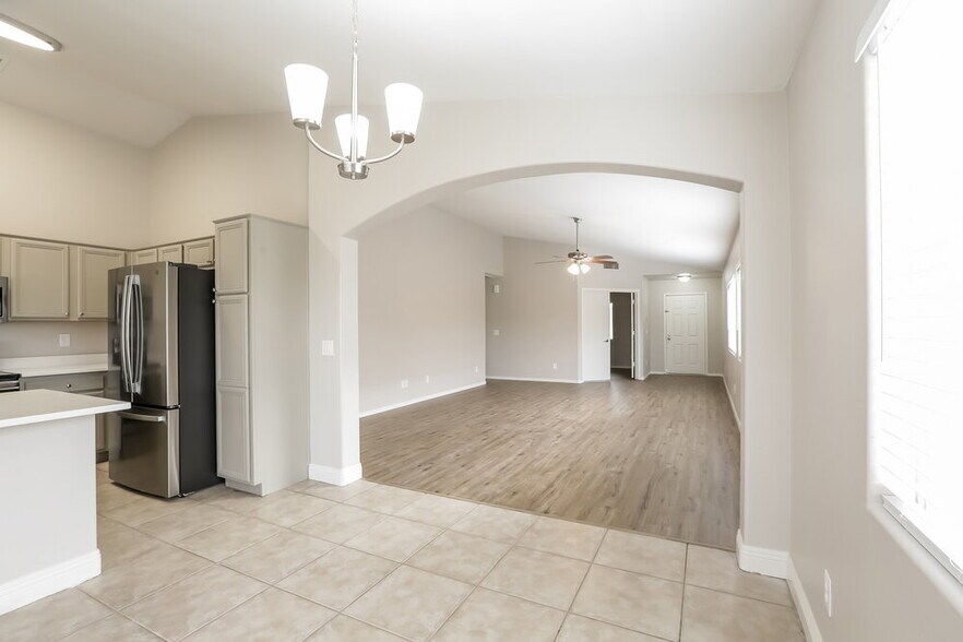 Building Photo - 5802 S 54th Ln