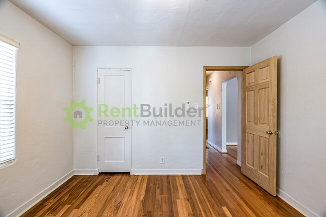 Building Photo - 816 Loma Vista Dr NE