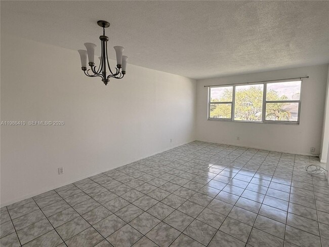 Building Photo - 2223 Park Ln