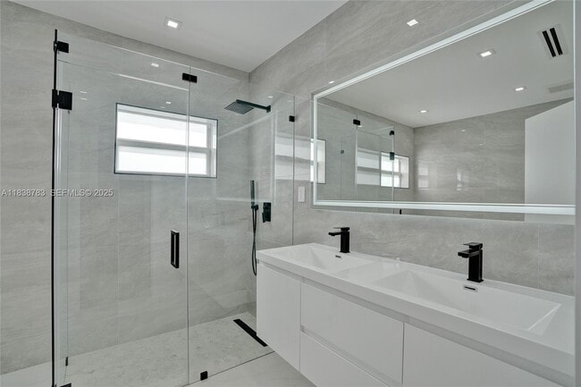 Building Photo - 1840 NE 199th St