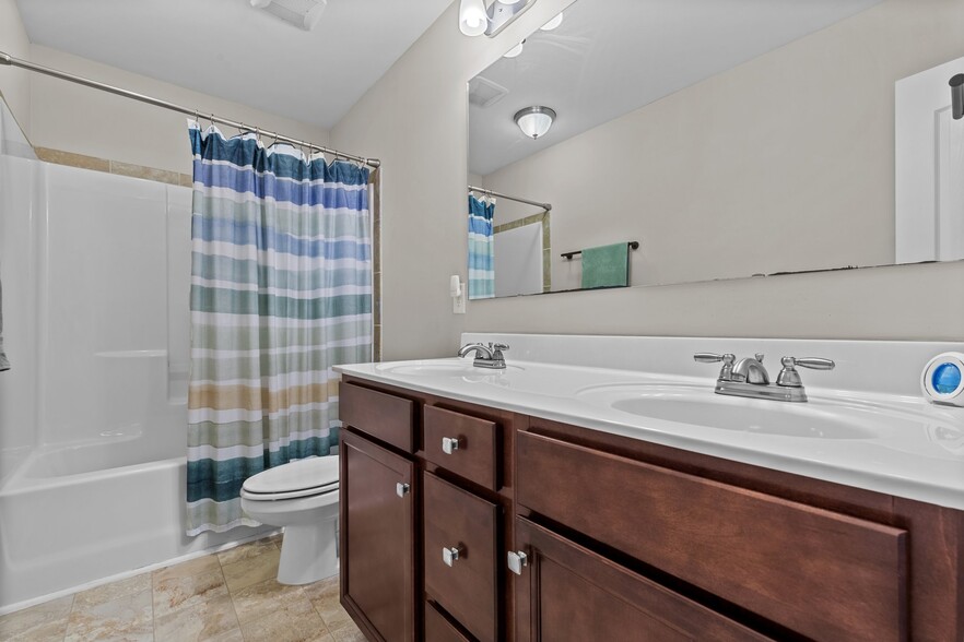 Building Photo - 789 Equestrian Way
