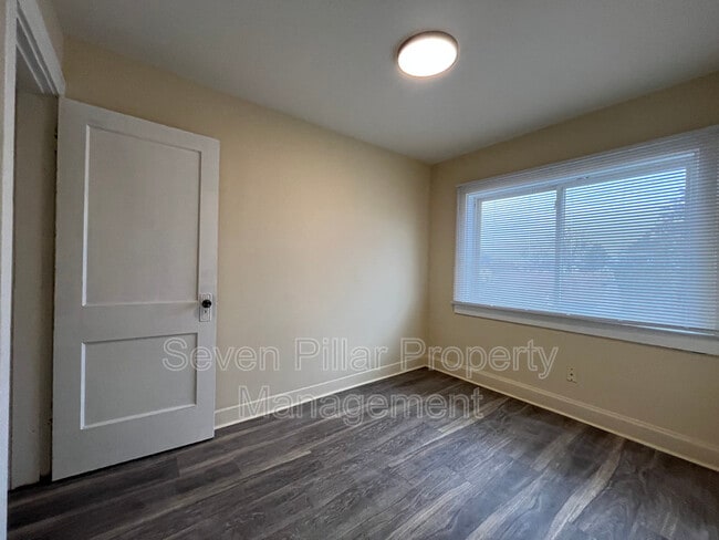 Building Photo - 1042 E 16th Ave